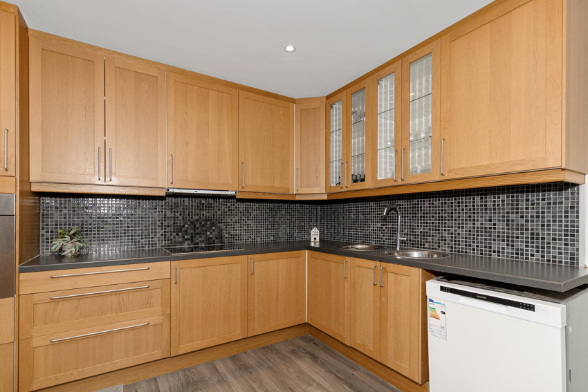 Kjøkkenet fremstår som meget pent og praktisk.