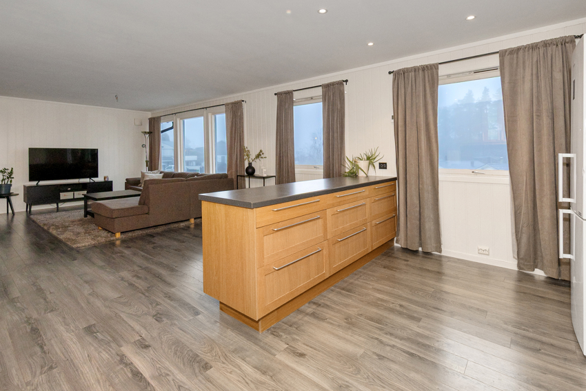 Kjøkkenet har en åpen løsning for å tilknytte rommene i 2. etasjen