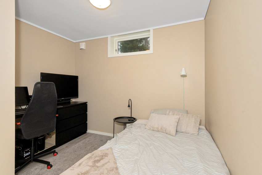 Kontor som blir brukt som et soverom. Megler gjør oppmerksom på at det ikke er bruksendret eller godkjent for varig opphold