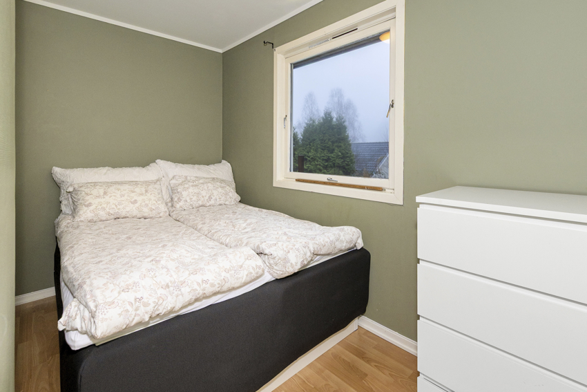 Det er 2 soverom i 1.etasje. Dette er hovedsoverommet.