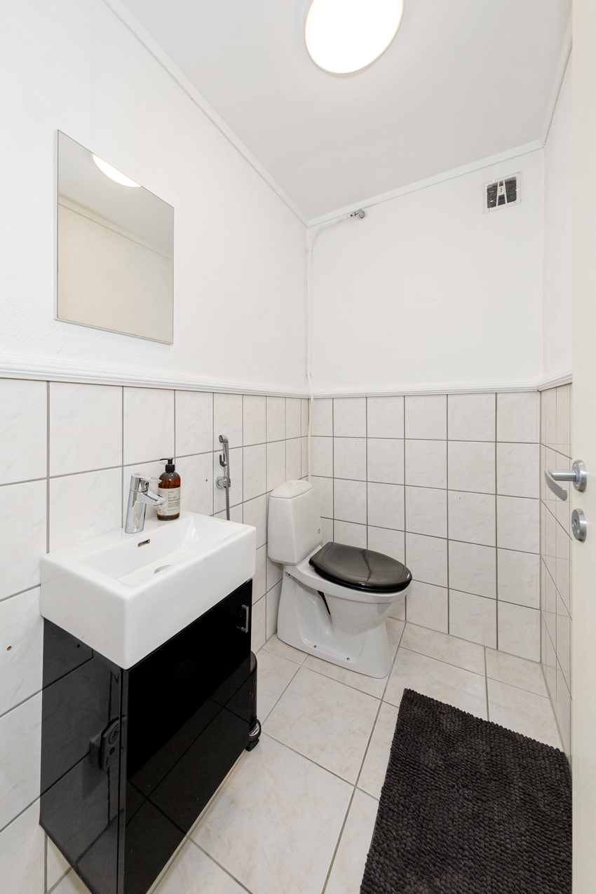 Eget toalettrom i 1.etasje. 