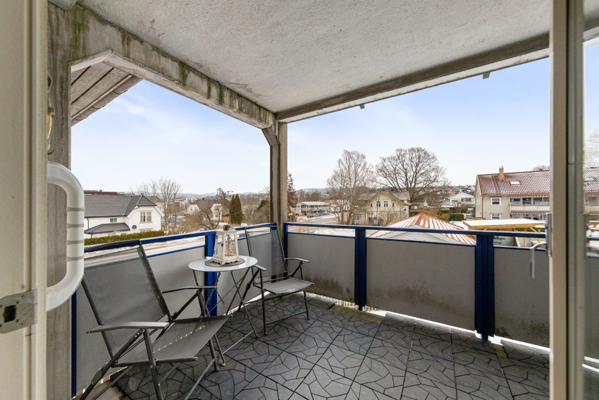 Koselig balkong mot tunet og fellesarealer