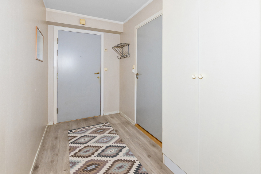 En lys og trivelig entre ønsker deg velkommen inn !
