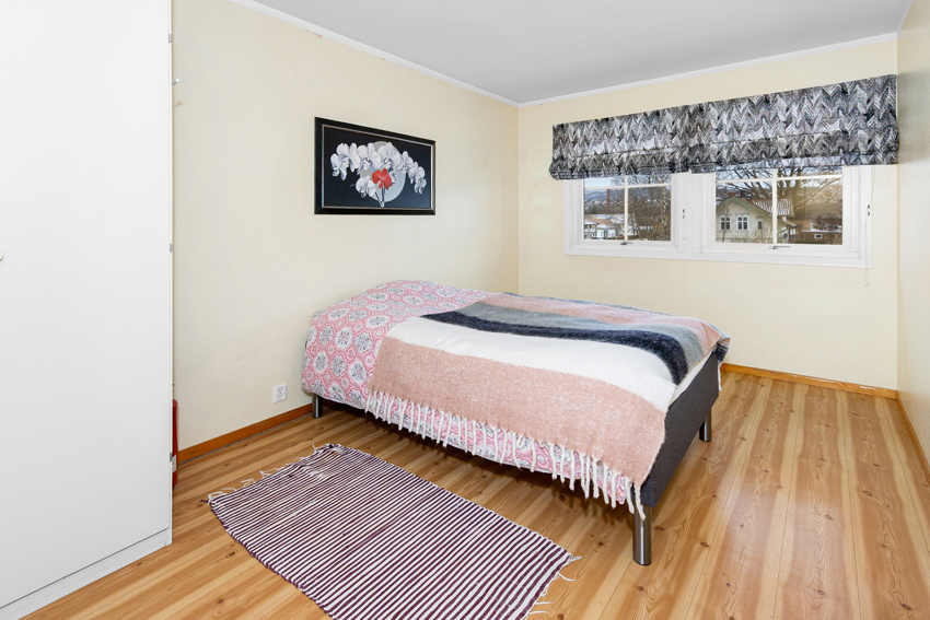 Leiligheten har ett stort soverom