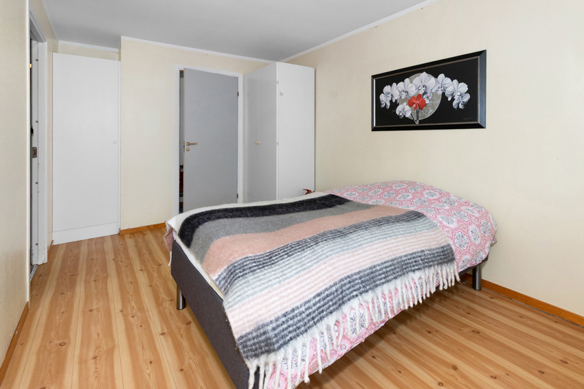 Soverommet har garderobeskap - Adkomst til innvendig bod