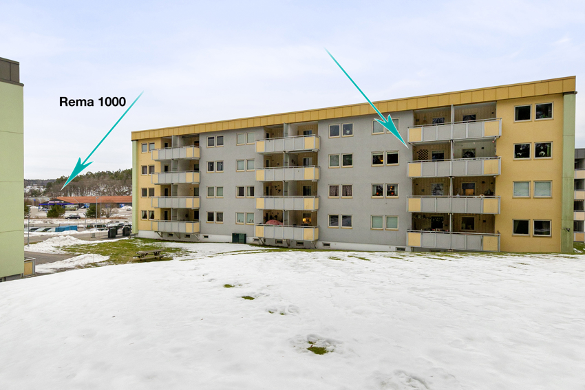 Leilighetenen ligger i gangavstand fra en stor Rema 100 butikk. Det er også treningssenter, bowling, Europris og Tjølling grillen bl.a. i samme området.