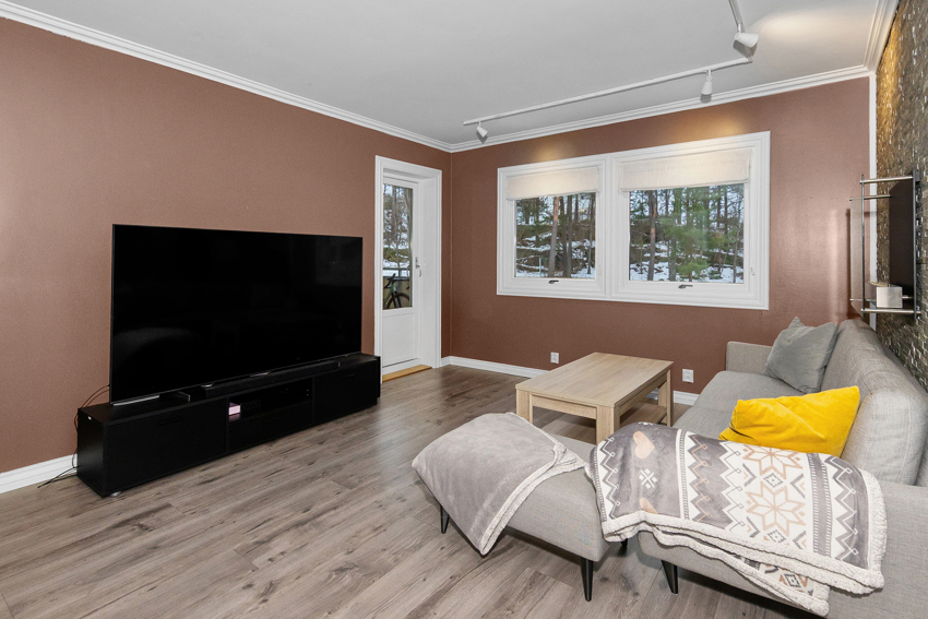 Stuen har direkte utgang til veranda. Mange muligheter for plassering av stuemøbler/ sittegruppe.