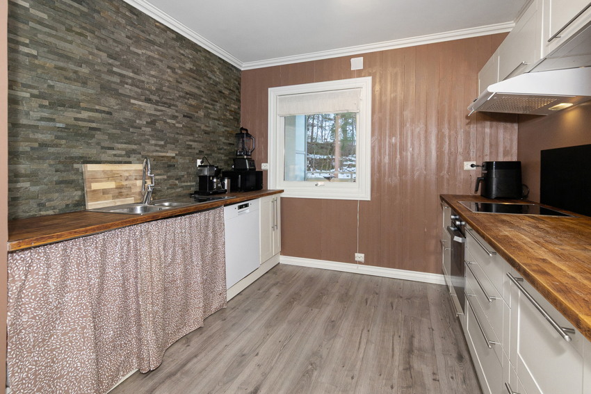 Kjøkken med mye benkeflater. Mange praktiske skuffer i benkeseksjon.