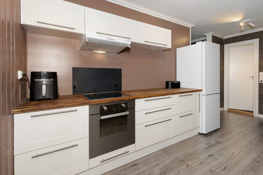 Enkel rekke med overskaper hvor også ventilator er montert.