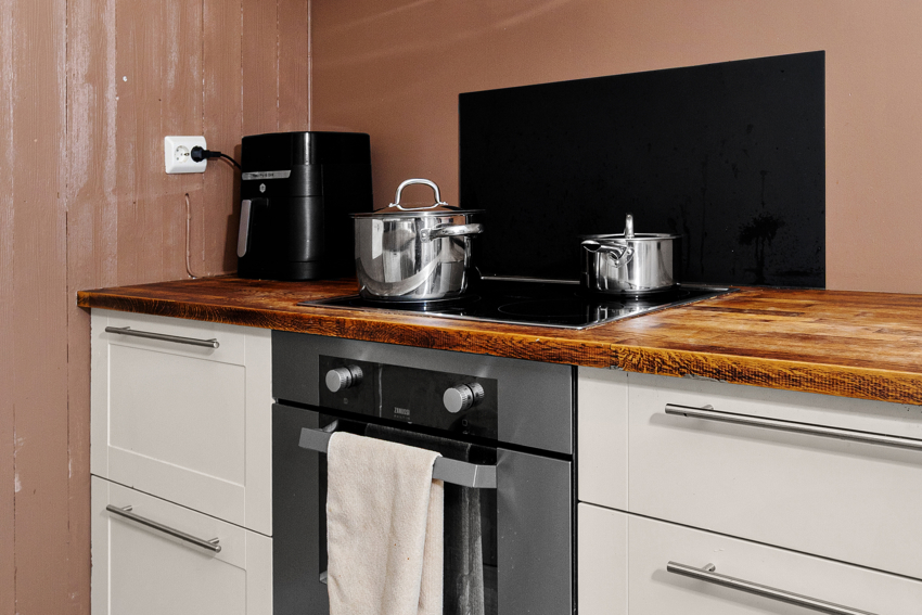 Integrert stekeovn med platetopp følger med kjøpet.