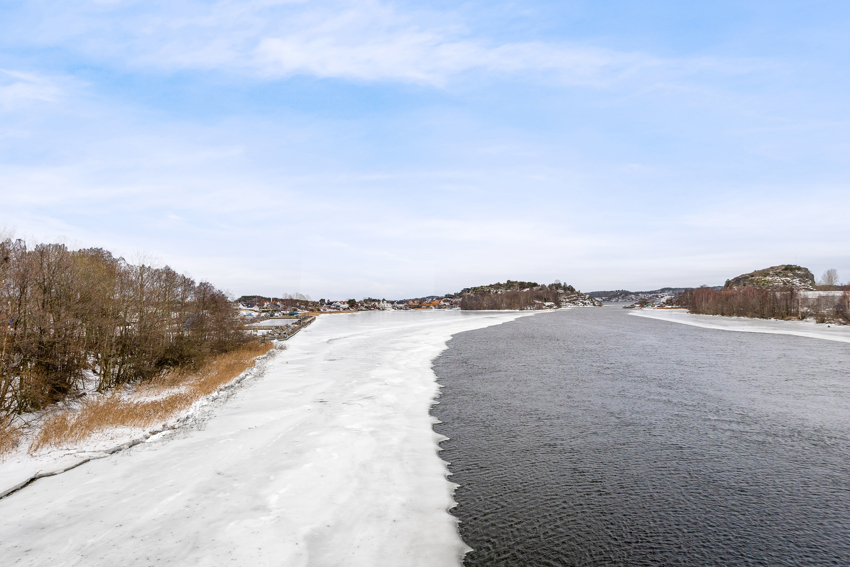 Gå avstand til utløpet av Numedalslågen og fine badeområder på Østre Halsen.