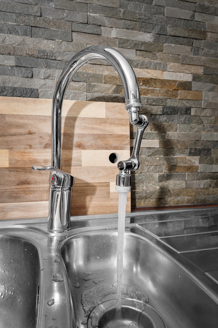 Justerbar dyse på kjøkkenkran. Praktisk dobbel kjøkkenkum med avrenningsbrett.