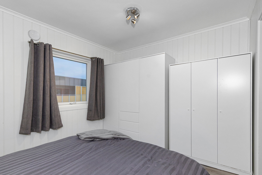 Plass til en hel skaprekke på rommets bredde vegg.