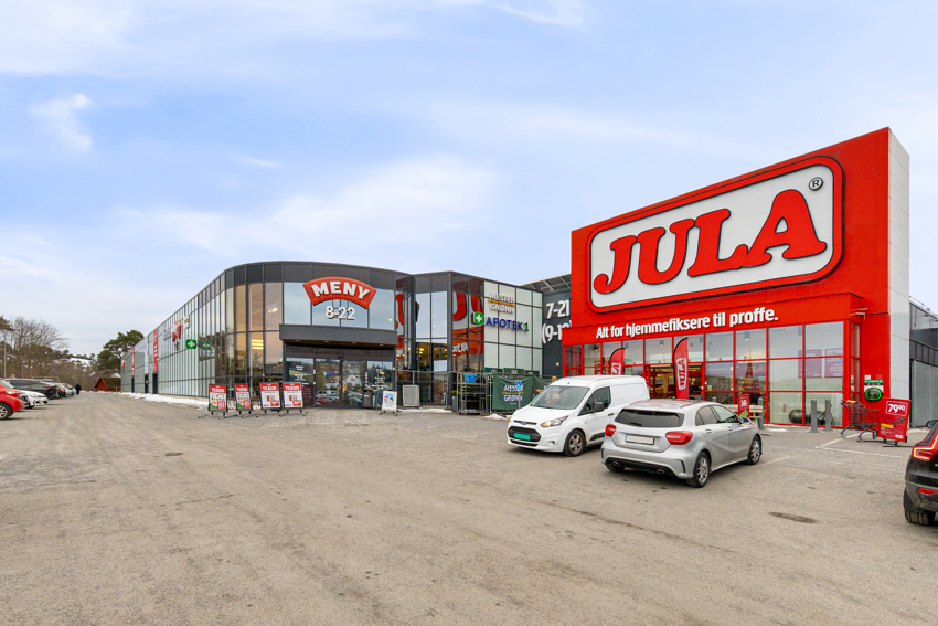 Nær avstand fra leiligheten er det handlesenter/ storhandel. Her et bilde av Meny og Jula som er to av mange store kjeder som ligger i dette området.