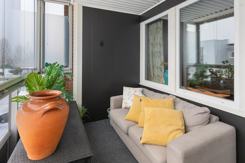 Vestvendt og solrik innglasset balkong