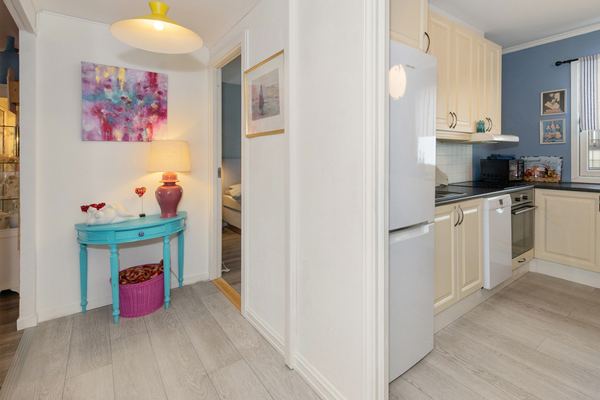 Entre med adkomst til kjøkkenet