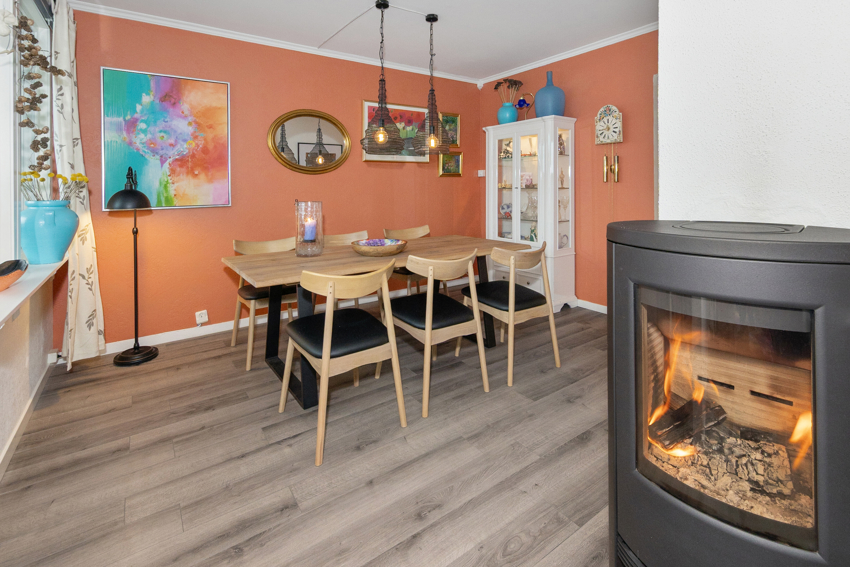 God plass for spisestue. Vedovn som gir en lun og behagelig varme på kjølige dager