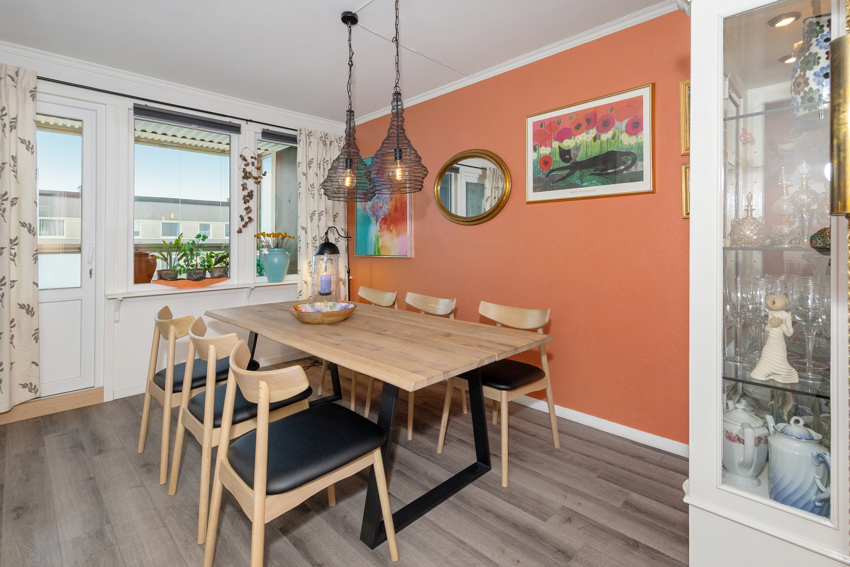 Praktisk vinkelstue som er lett å møblere