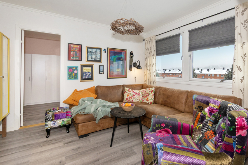 Store vindusflater gir godt lys inn i rommet