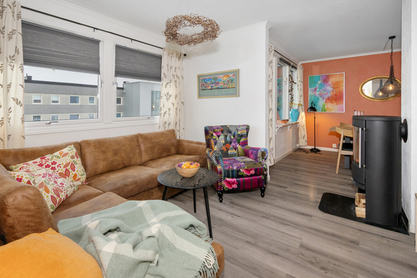 Fra stuen er det utgang til innglasset balkong