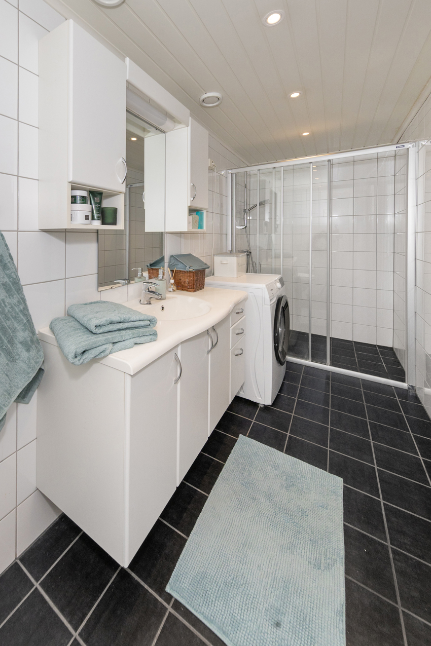 Meget romslig dusjnisje