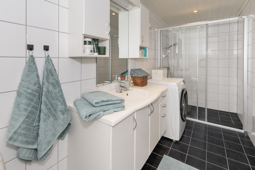 Pent flislagt bad med varmekabler - Renovert i regi av borettslaget ca 2012