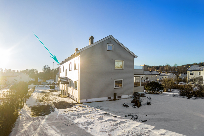 Leiligheten ligger i 2. etasje, fritt og usjenert