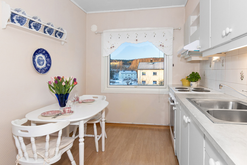 Kjøkkenet med plass til spisebord