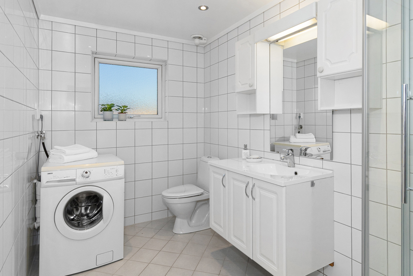 Bad er flislagt i regi av borettslaget. Vaskemaskinen medfølger. 