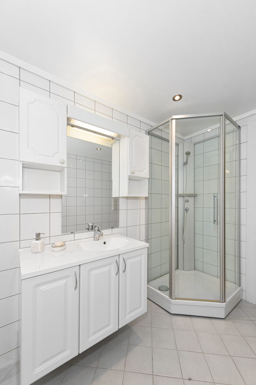 Det er dusjkabinett på badet