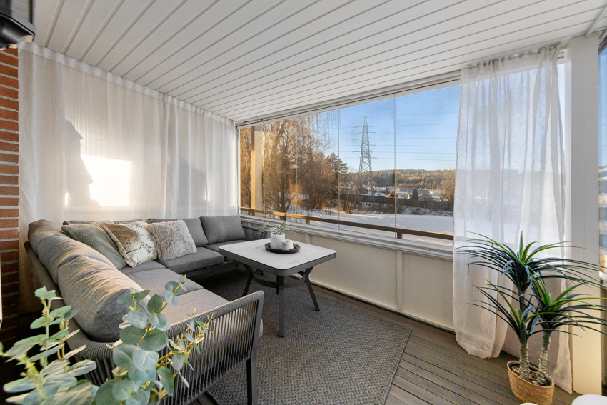 Romslig og innbydende innglasset balkong med kveldssol - Et ekstra rom store deler av året