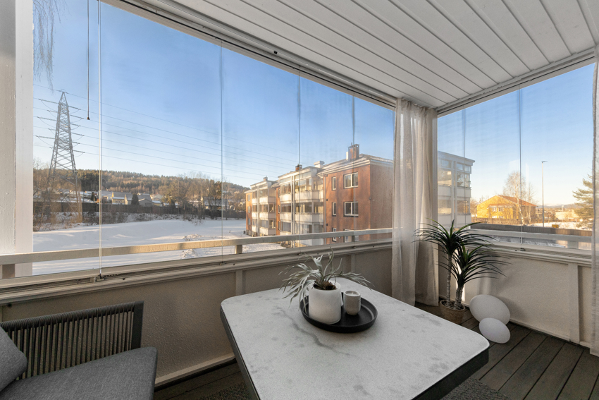 Gulvet på balkongen er beiset i 2025. Tak og vegger er malt i 2025