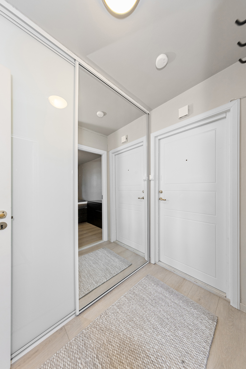 Entreen har romslig skyvedørsgarderobe med en speildør. Praktisk innredet med hyller og heng