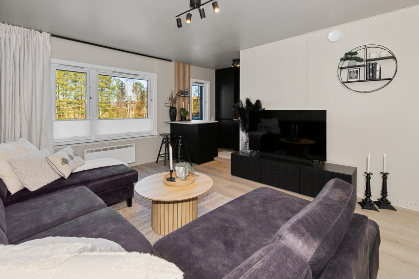 Store vindusflater gir godt lys inn i rommet - Pipe som gir mulighet for vedovn hvis ønskelig