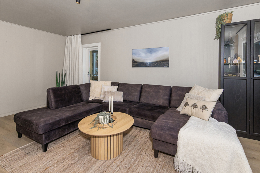 Stue/kjøkken, entre og soverom har nye Berry Alloc laminatgulv i 2025