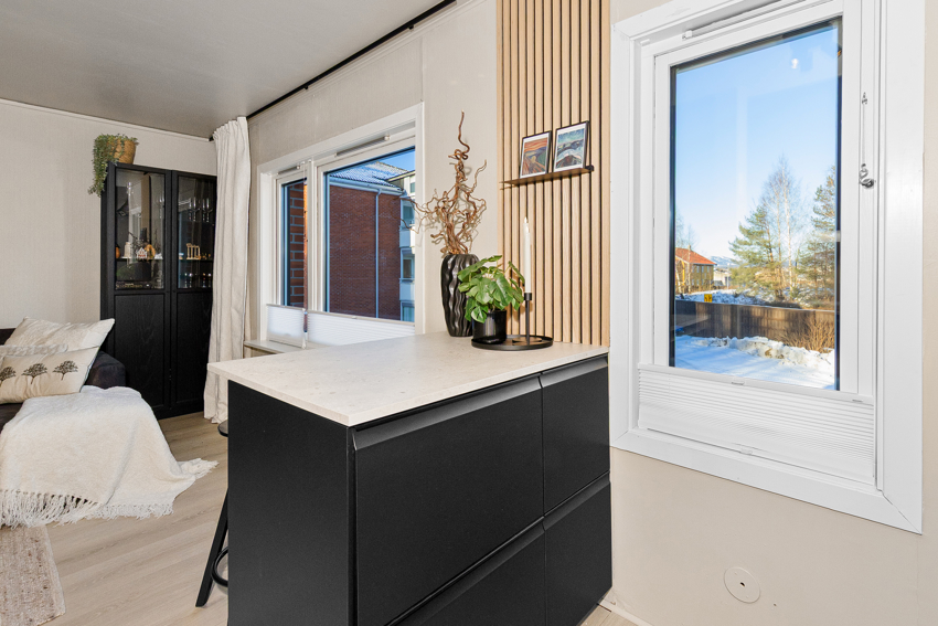 Praktisk kjøkkenøy med stor benkeplate - Perfekt for å innta et lett måltid, bake etc. 