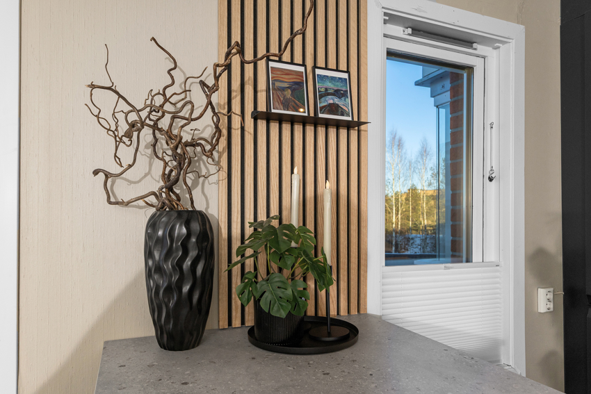 Dekorative spiledetaljer i overgangen mellom kjøkken og stue