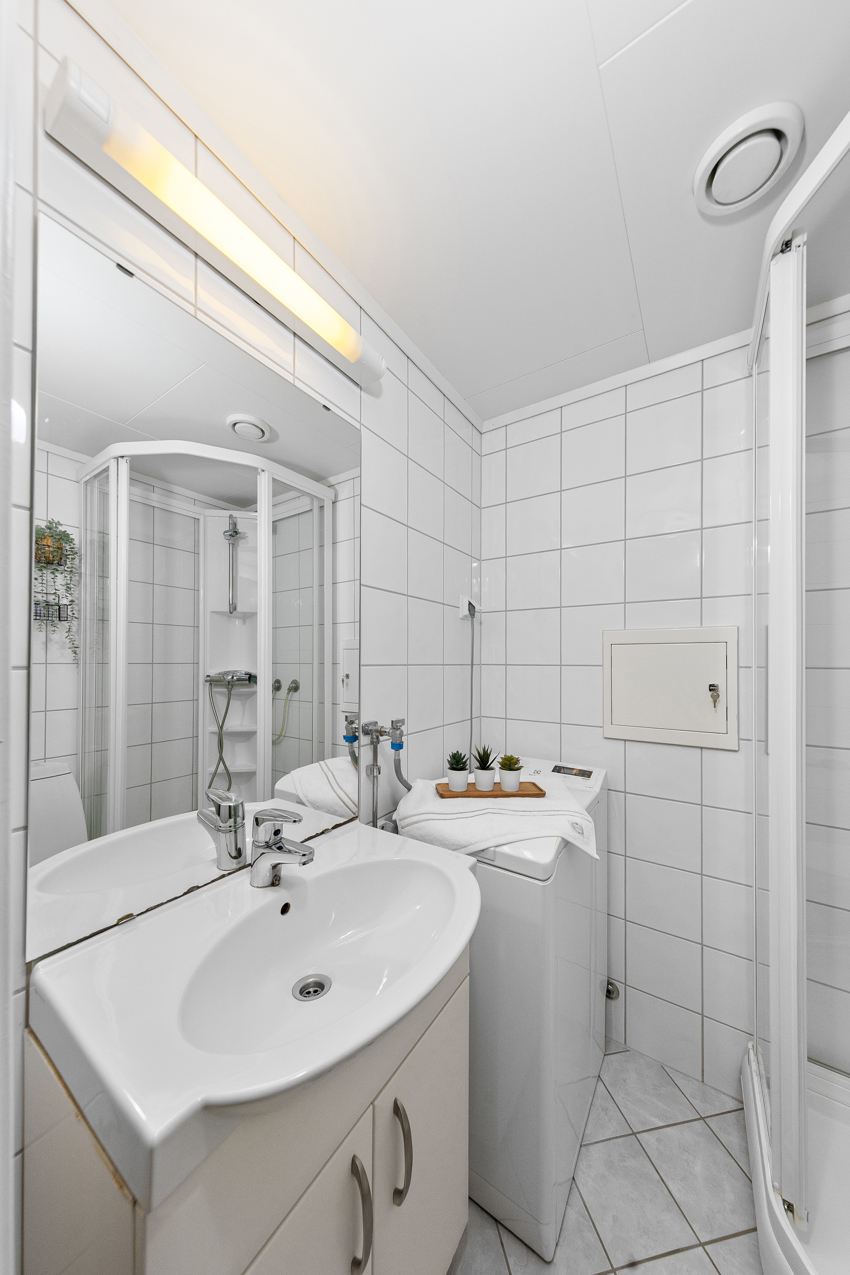 Flislagt bad med varmekabler - Renovert i regi av borettslaget i 2009