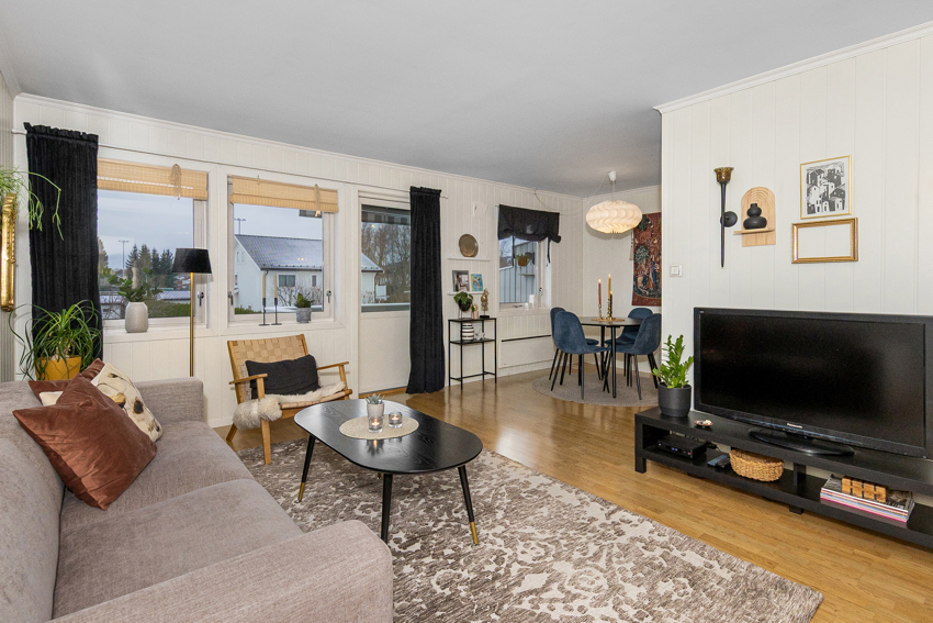 Trivelig stue med utgang til solrik balkong