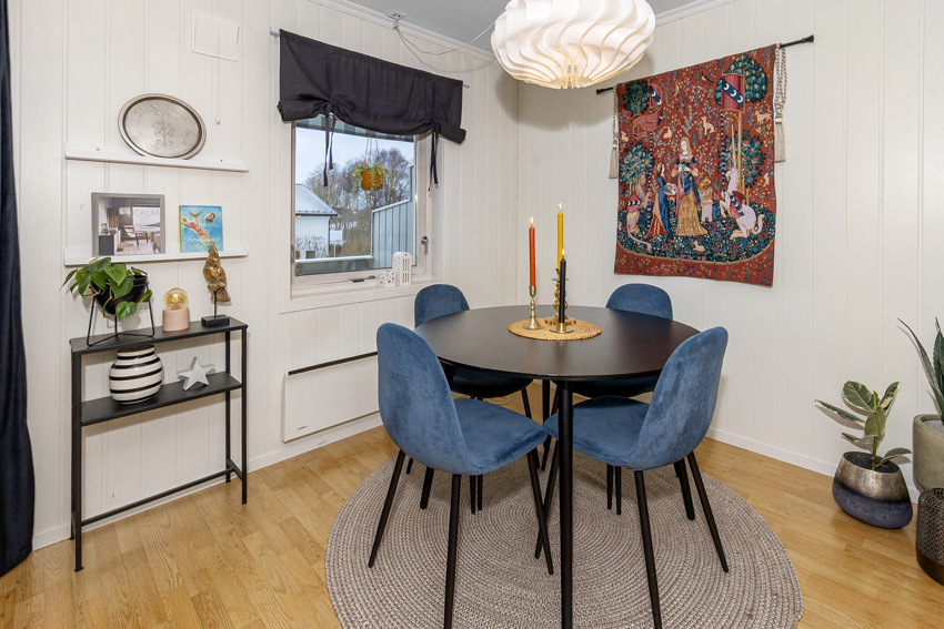 God plass for spisebord i overgangen mellom stue og kjøkken