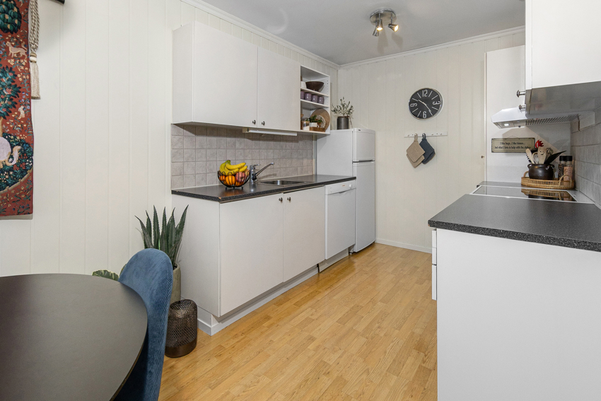 Opprinnelig malt kjøkkeninnredning med fliser over benk