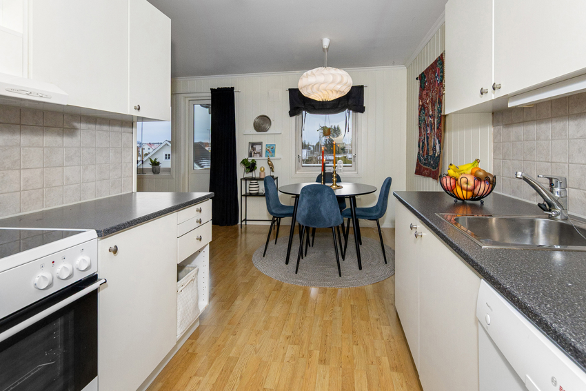 Komfyr, oppvaskmaskin og kjøl/frys medfølger