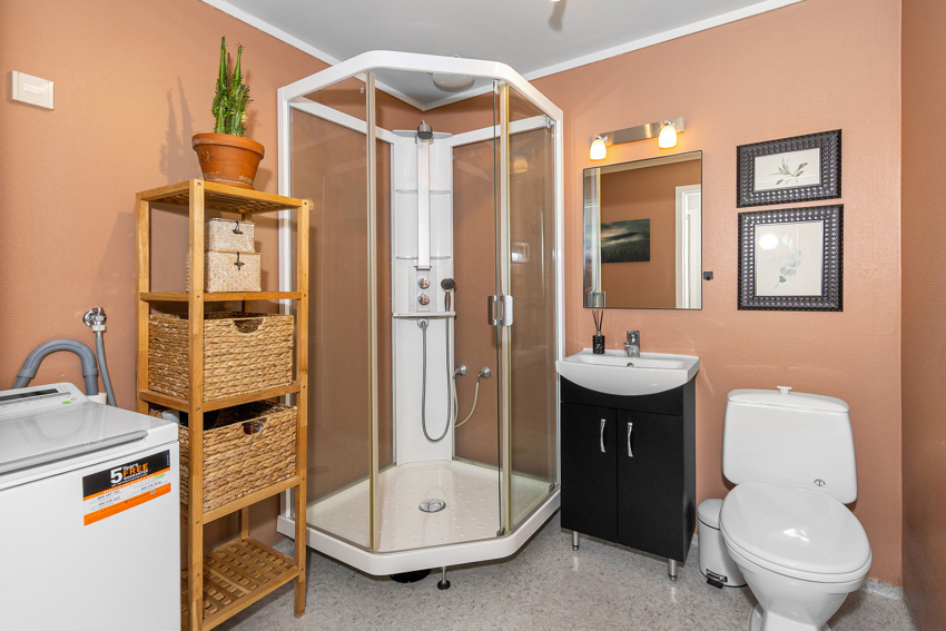 Romslig bad med belegg på gulv. Veggene har malt glassfiberstrie