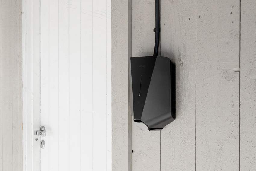 I carporten er det montert lader for el-bil 