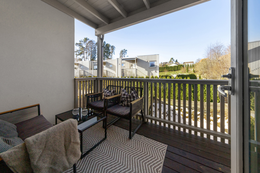 Vestvendt og solrik balkong med utgang fra stuen