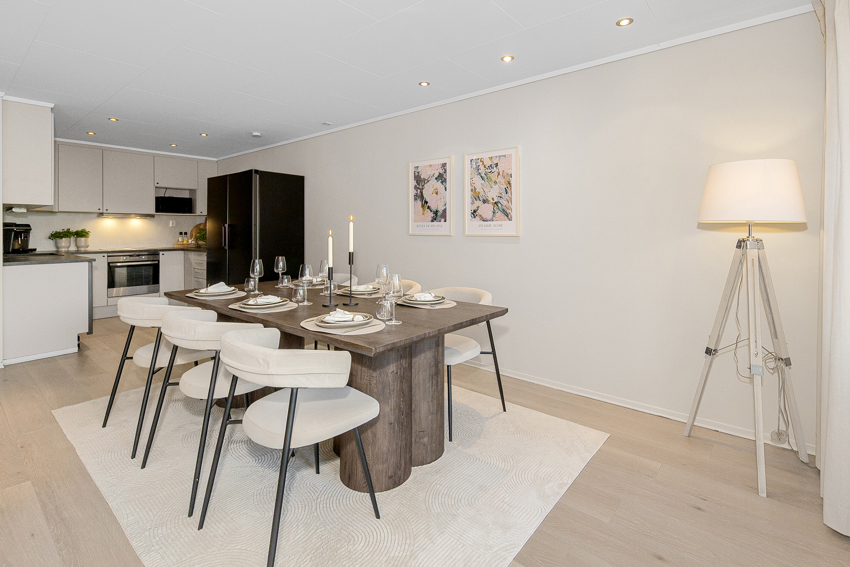 Stuen og kjøkkenet er i åpen løsning