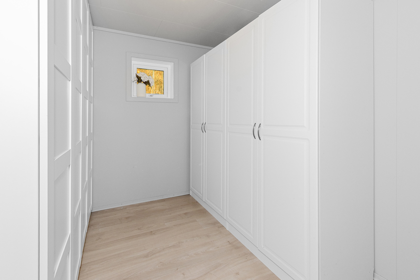 Walk-in garderobe/bod. Skapene på høyre side medfølger i salget