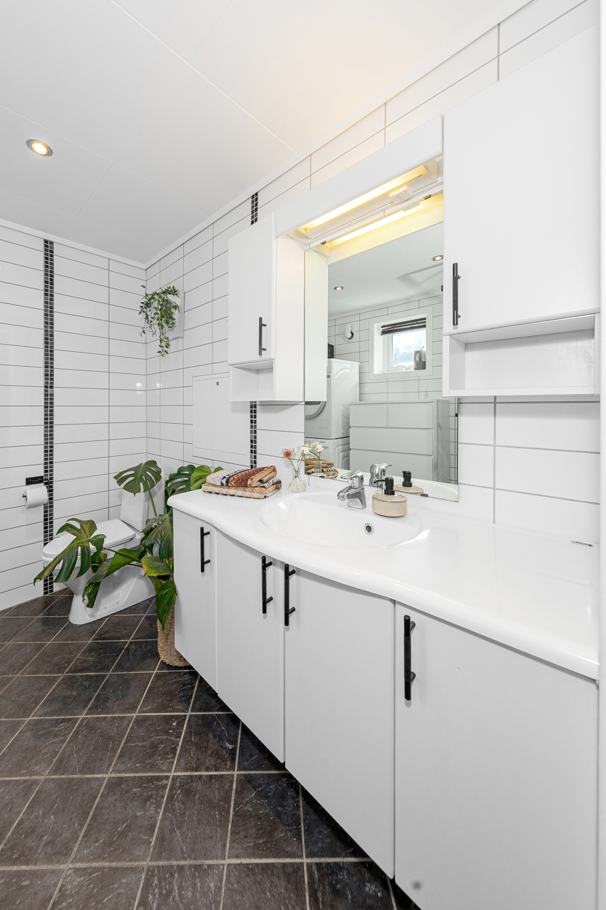 Romslig og delikat flislagt bad med varmekabler