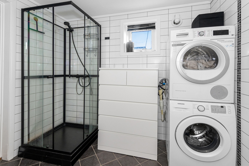 Nyere dusjkabinett og opplegg for vaskemaskin og tørketrommel