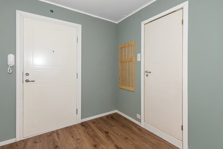 En lys og trivelig entre ønsker deg velkommen inn !